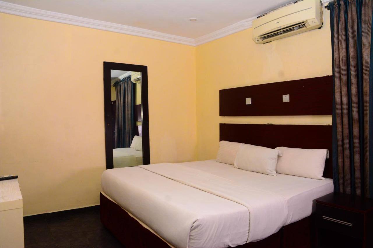 Connecting Lagos Suites Exteriör bild